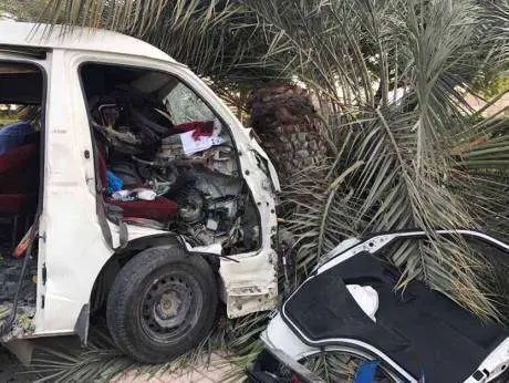 Estado en el que quedó el minibús, tras impactar contra el árbol.