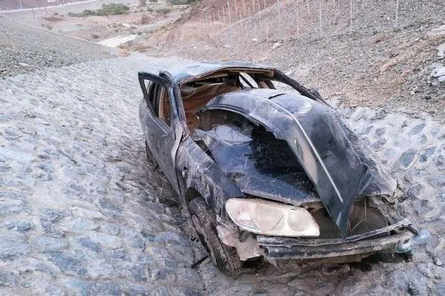 El coche cayó en una cuneta tras salirse de la vía. (Policía de RAK)