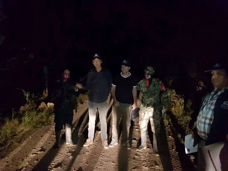 Los periodistas holandeses secuestrados en Colombia, en el momento de su liberación. (@DefensoriaCol, Twitter)