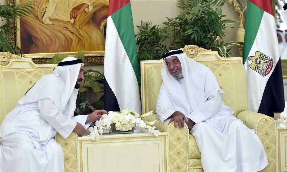 El presidente de Emiratos Árabes, el jeque Khalifa bin Zayed Al Nahyan a la derecha. (WAM)