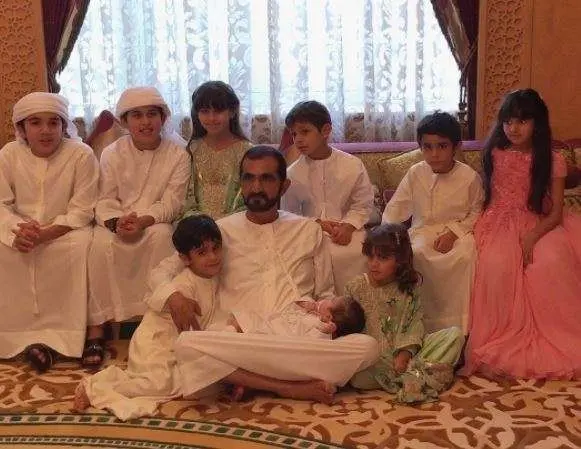 El gobernador de Dubai con los miembros más jóvenes de la Familia Real.