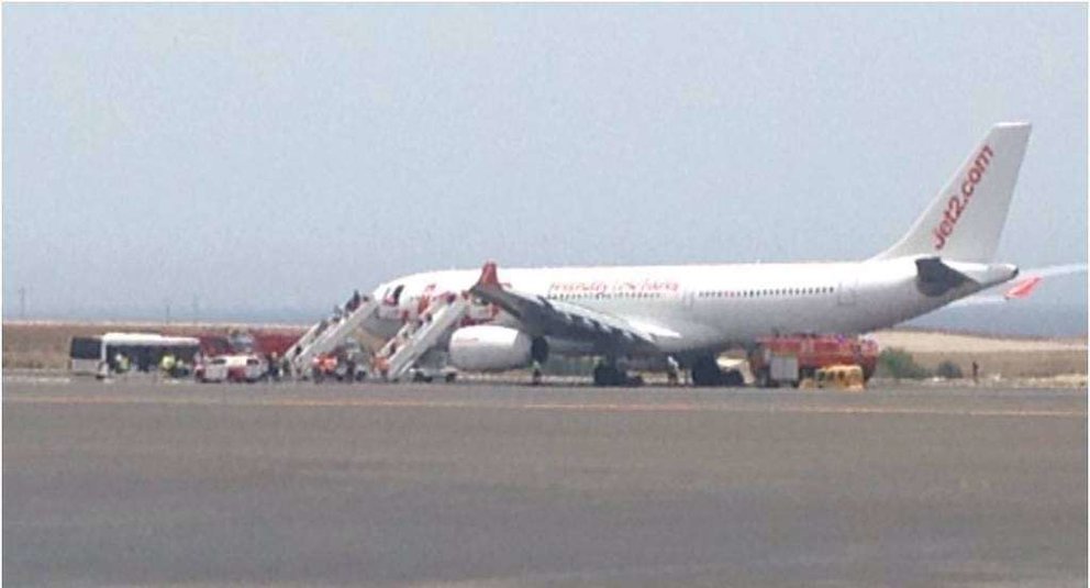 El avión en mitad de la pista del Aeropuerto Tenerife Sur. (alertasyemergancias.com)