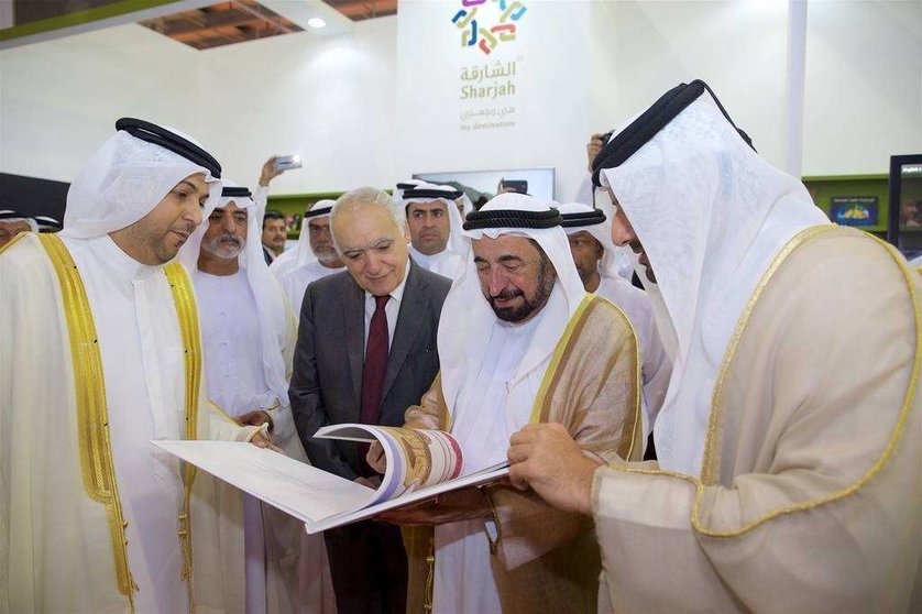 El jeque Al Qasimi, gobernante de Sharjah, durante la inauguración del prestigiosa Feria del Libro del emirato en noviembre de 2016. (Cedida)