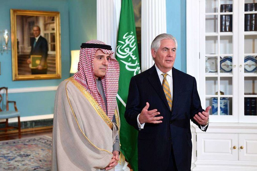 El ministro de Exteriores saudí junto al Secretario de Estado de EEUU.