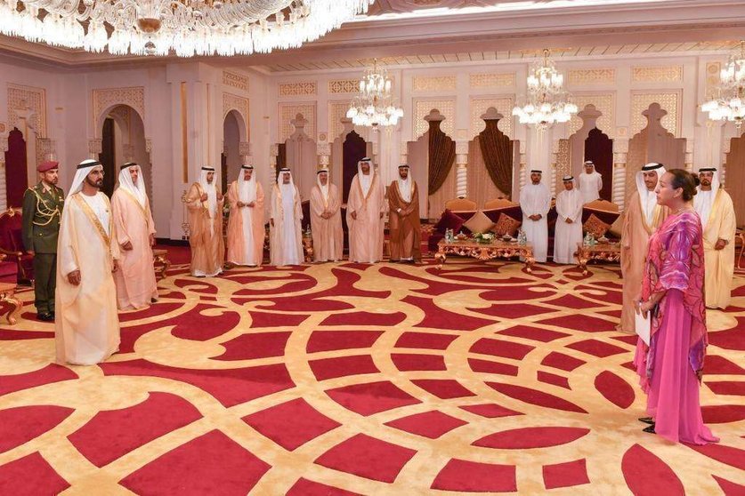 Un momento de la ceremonia donde los nuevos embajadores presentaron sus credenciales este domingo ante el jeque Mohammed Bin Rashid Al Makotoum. (Akhbar Al Emarat / youtube))