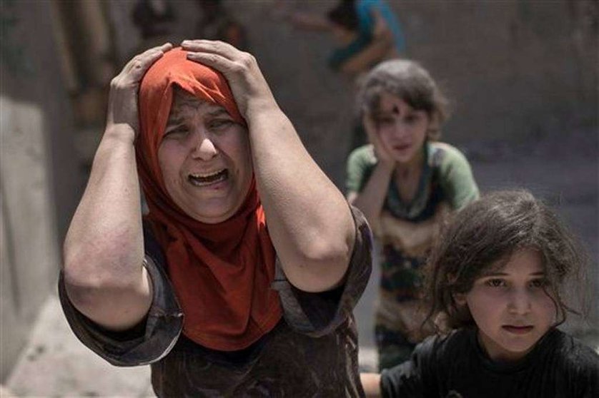 Niños y mujeres huyen del ataque terrorista en Irak. (AP)
