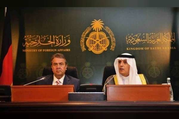 Los ministros de Asuntos Exteriores de Alemania y Arabia, Sigmar H.Gabriel y Adel bin Ahmed Al- Jubeir, durante su conferencia de prensa de este lunes. (WAM)