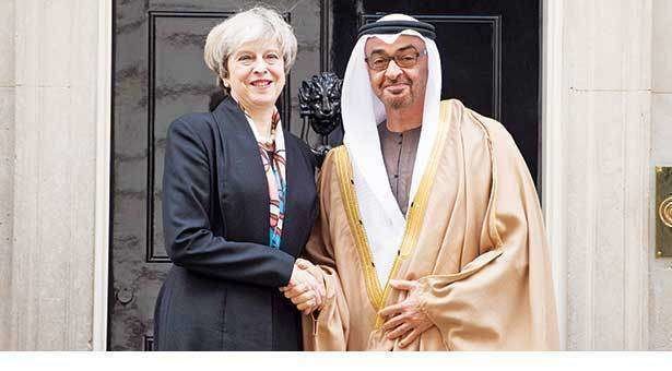El príncipe heredero de Abu Dhabi con Teresa May en Londres en febrero de este año.