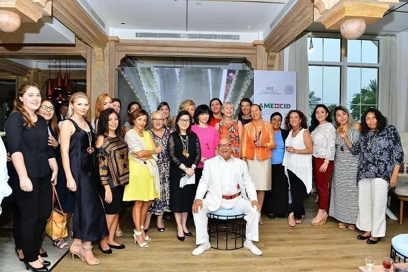 Mujeres asistentes al evento de Abu Dhabi junto a la embajadora de México y Sergio Inurrigarro. (Manaf K. Abbas)