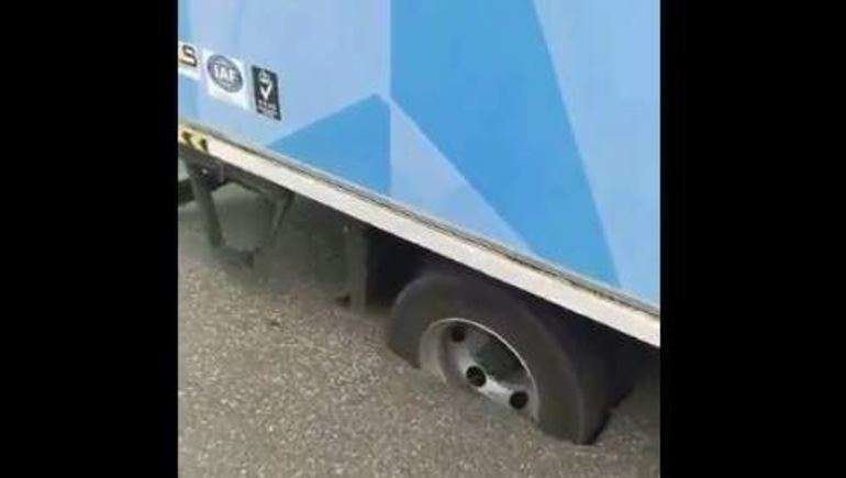 Captura del vídeo subido a las redes sociales donde se observa el camión hundido en el asfalto.