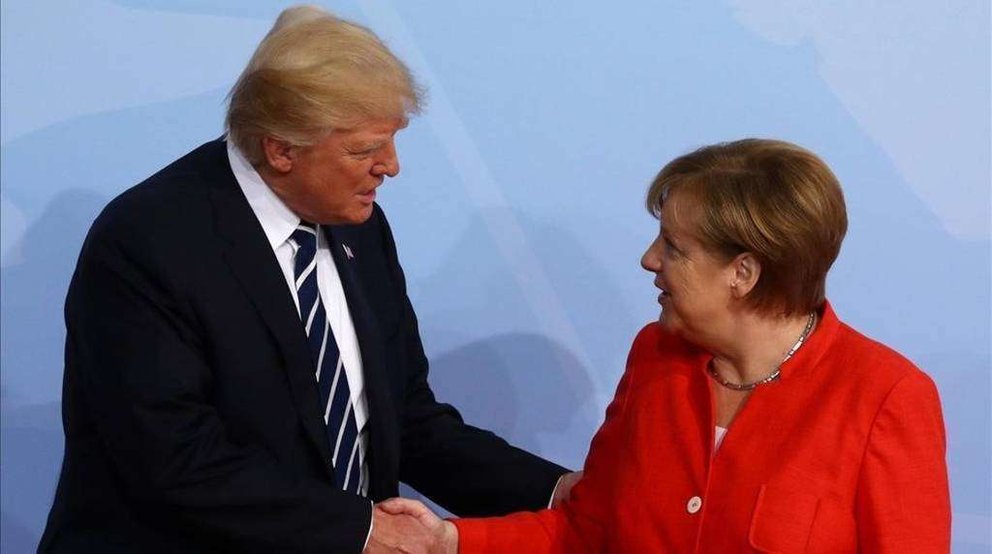En la imagen de Reuters, Trump saluda a Merkel a su llegada a Hamburgo.