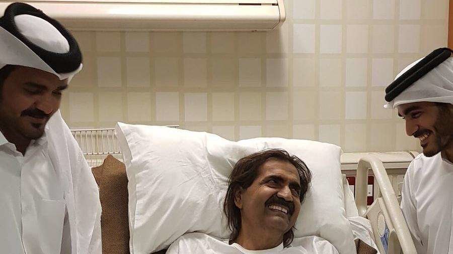El jeque Hamad bin Khalifa Al Thani en la cama del hospital.