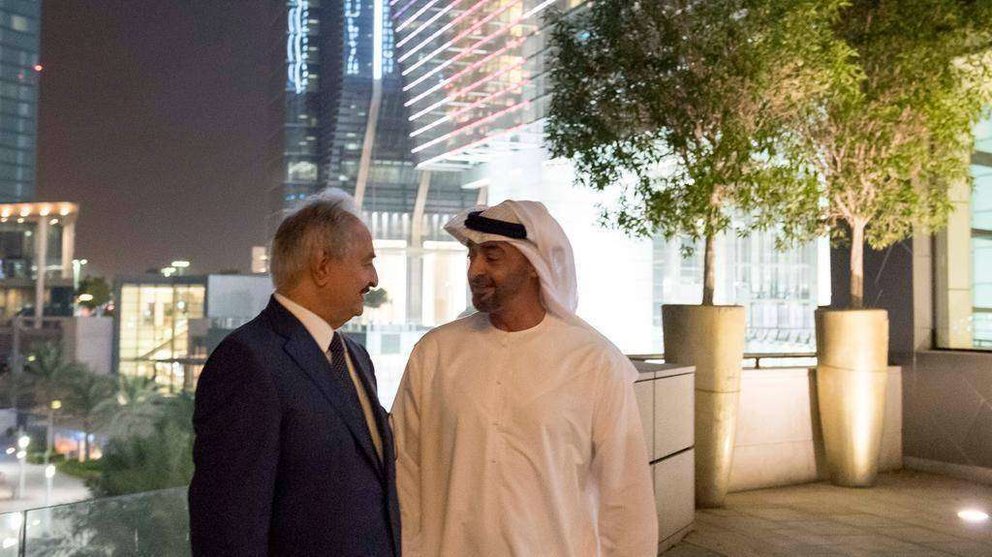 El Jeque Mohammed bin Zayed y el jefe del Ejército Nacional Libio en la Isla Al Maryah de Abu Dhabi. (Rashed Al Mansoori / The National)