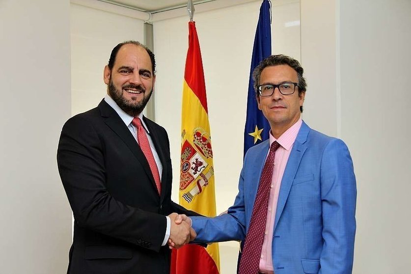 El embajador de España, Antonio Álvarez Barthe -derecha-, estrecha la mano de Arturo Manso, consejero de EL CORREO DEL GOLFO. (Manaf K. Abbas)
