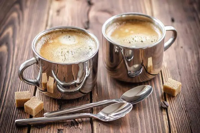 Beber café es saludable.