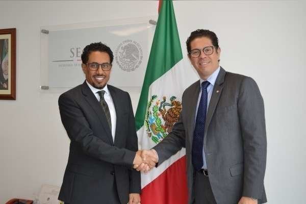 El embajador de EAU en México y el viceministro de Comerico mexicano. (WAM)