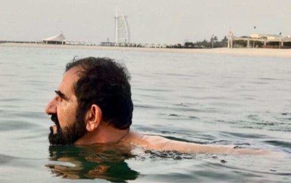 El gobernador de Dubai en la playa de Jumeirah. (Instagram)