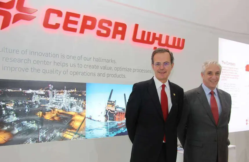 Pedro Miró, consejero delegado de Cepsa -izquierda-, y Ramón Areitio, director general en Oriente Medio, en el stand de la compañía en Adipec. (EL CORREO)