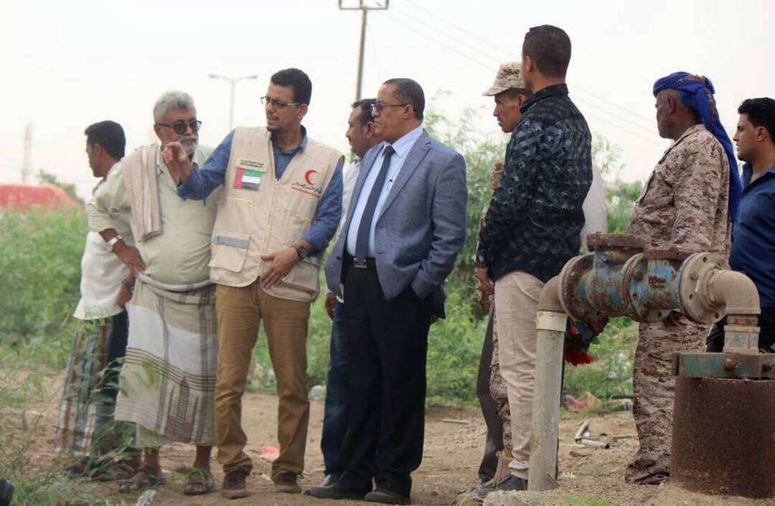 Las autoridades visitan las nuevas instalaciones hídricas que la Media Luna Roja ha acometido en Yemen. (WAM)