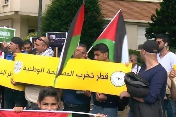 Manifestantes ante la Embajada de Qatar en Bruselas. (WAM)