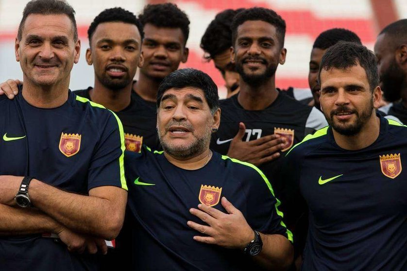 Maradona con su equipo en su presentación en el Fujairah. (The National)