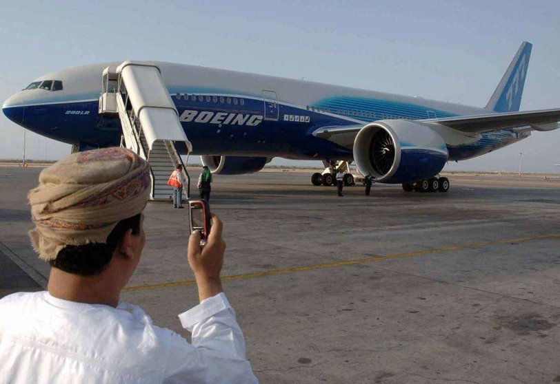 Un omaní fotografía un avión en el aeropuerto de Sohar.