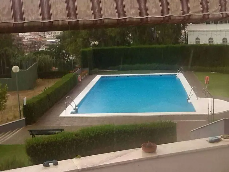 Los niños deben estar continuamente vigilados cuando están en la piscina. (EL CORREO)