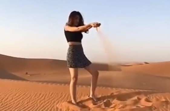 La joven saudí en minifalda.