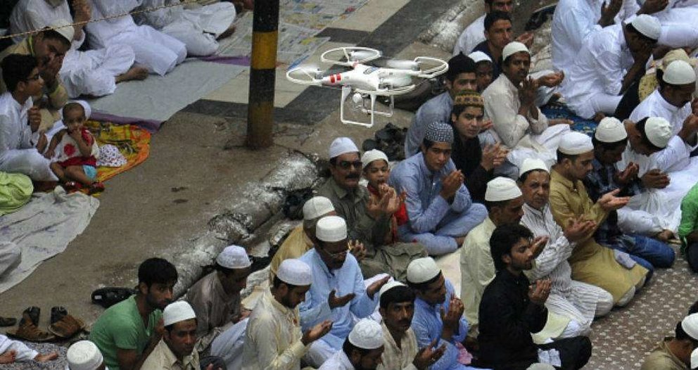 En la imagen de Getty un dron circula entre peregrinos musulmanes.