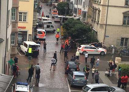 La policía ha acordonado la zona del ataque en la ciudad suiza de Schaffhaussen.(@s_j_kummer, Twitter)