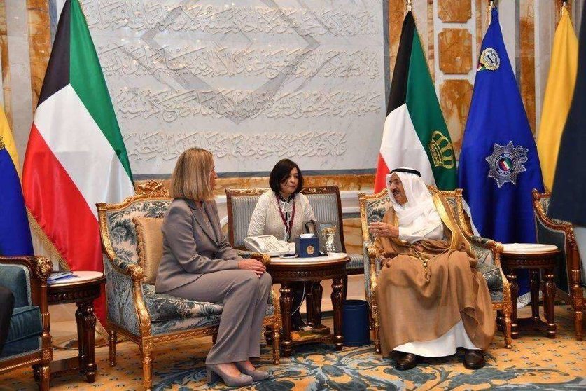 La responsable de Asuntos Exteriores de la UE; Federica Mogherini, durante su reunión de este domingo con el emir de Kuwait, Sheikh Al Sabah. (@FedericaMog,Twitter)