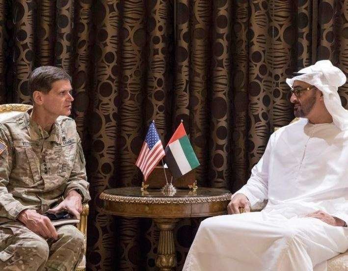 El príncipe heredero de Abu Dhabi y el comandante estadounidense Joseph Votel.