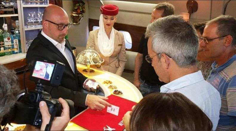 Jordi Caps mientras realizaba una de sus actuaciones en el vuelo de Emirates. 