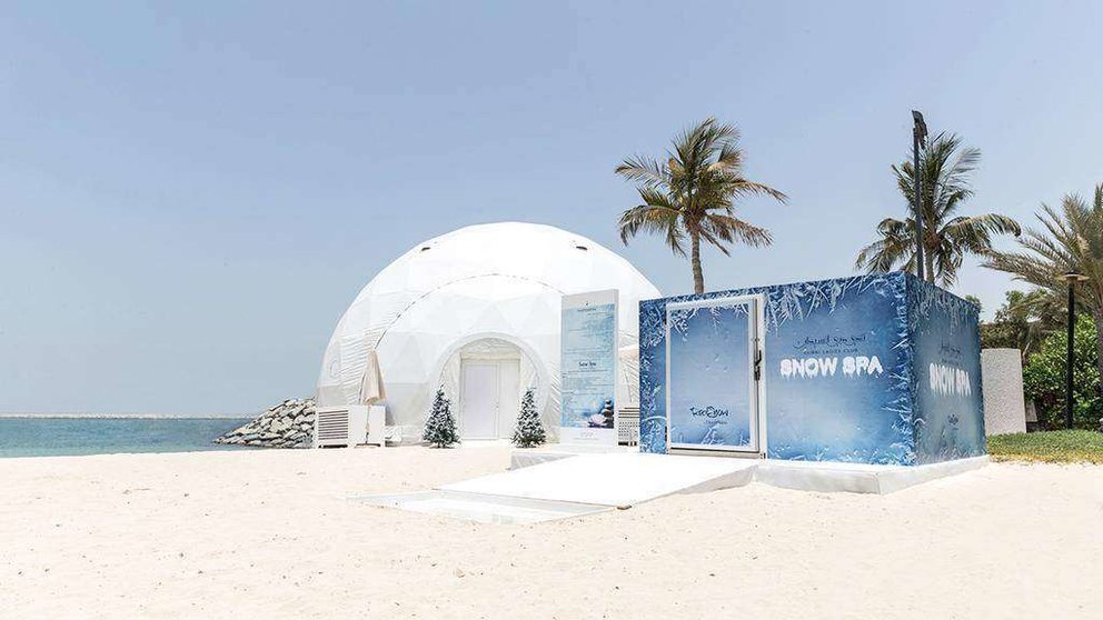 Una imagen de la playa de hielo de Dubai con su igloo a la izquierda.