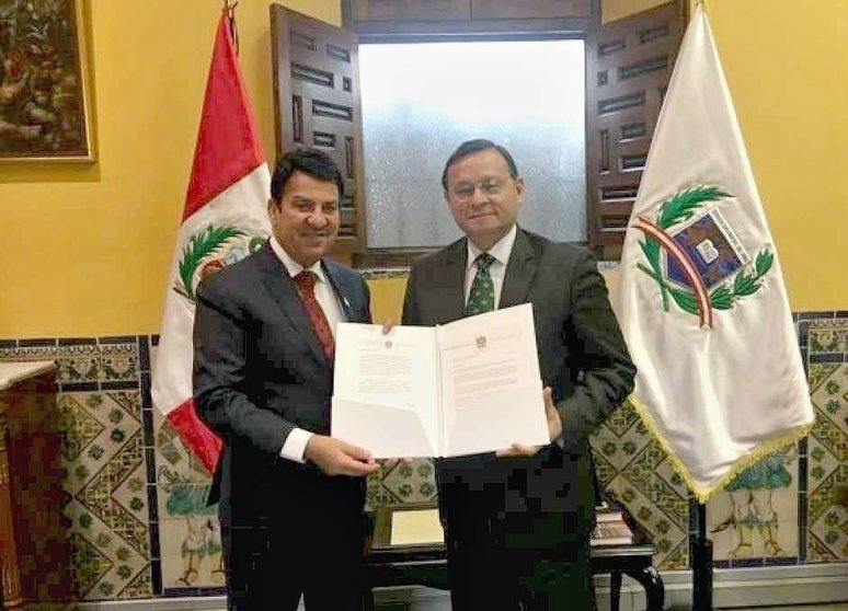 El embajador emiratí en Lima, Mohammed Yusouf Al Awadi, entrega a Nestor Popolizio, la invitación oficial para la Expo Dubai 2020. (WAM)