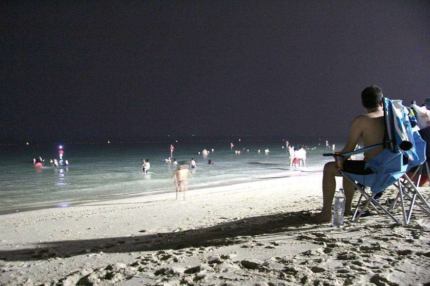 Numerosos bañistas acuden cada día a la playa nocturna de Dubai. (EL CORREO)