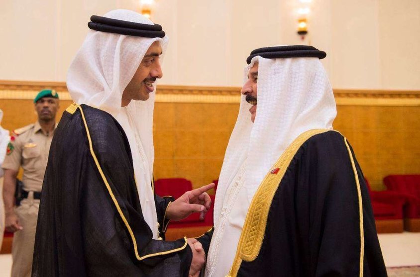En la imagen de WAM, el ministro de Exteriores de EAU a la izquierda junto al Rey de Bahréin.