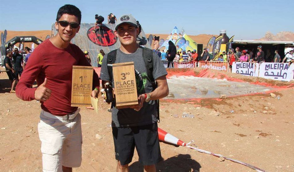 Marco Becerra -izquierda- y Juan Carlos Chaparro, primero y tercer clasificados en la Spartan Race de Sharjah. (EL CORREO)