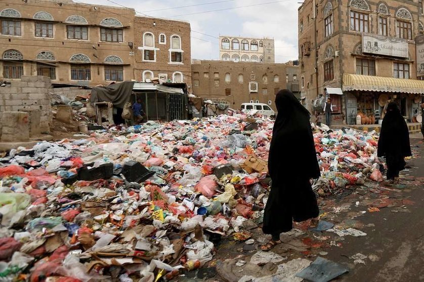 En la imagen de Reuters, la basura se acumula en las calles de Yemen.