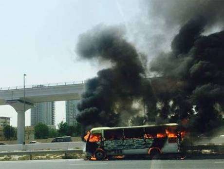 Autobús incendiado este miércoles en Sheikh Zayed Road en Dubai.