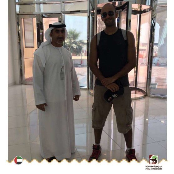 La Municipalidad de Dubai ha publicado en su cuenta de Facebook esta foto en la que aparece el turista que confundió una de sus oficinas con un centro comercial.