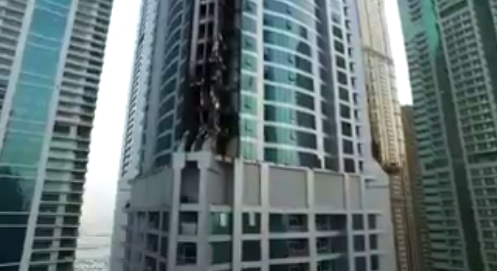 Fotograma del vídeo que muestra desde el aire el estado en el que ha quedado la Torre Antorcha tras el incendio de este 4 de agosto. (Dubai Media Office)