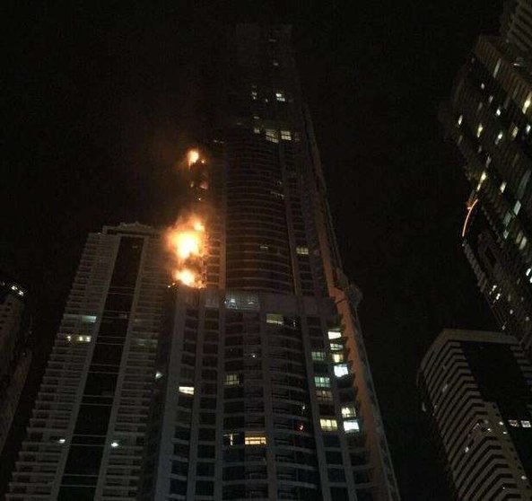 Una imagen del segundo incendio producido en la torre La Antorcha de Dubai Marina.