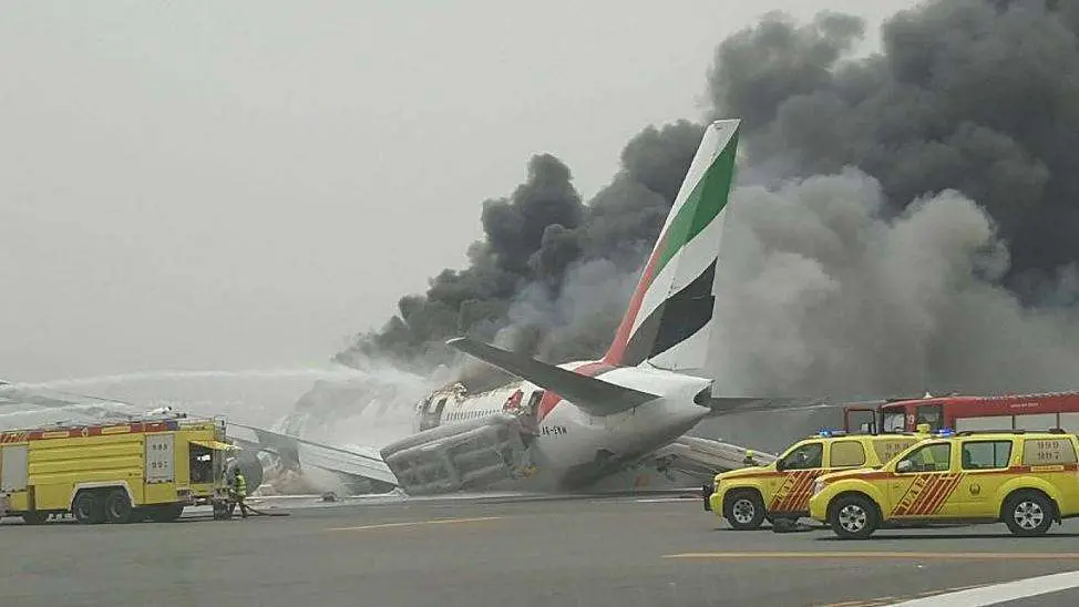 Equipos de emergencia ante el avión de Emirates accidentado el 3 de agosto de 2016. (Twitter)