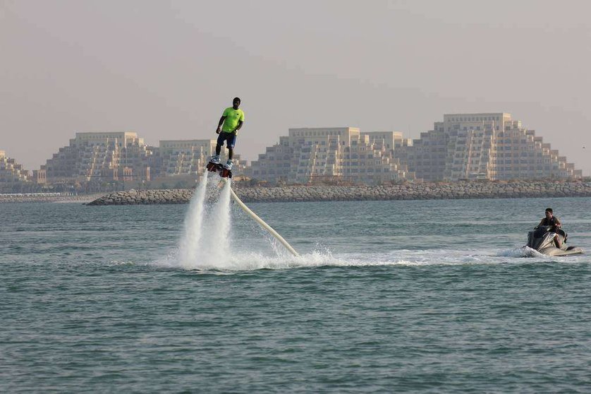 Un bañista practica el 'flyboard' en la playa de Al Marjan Island en Ras Al Khaimah. (EL CORREO)