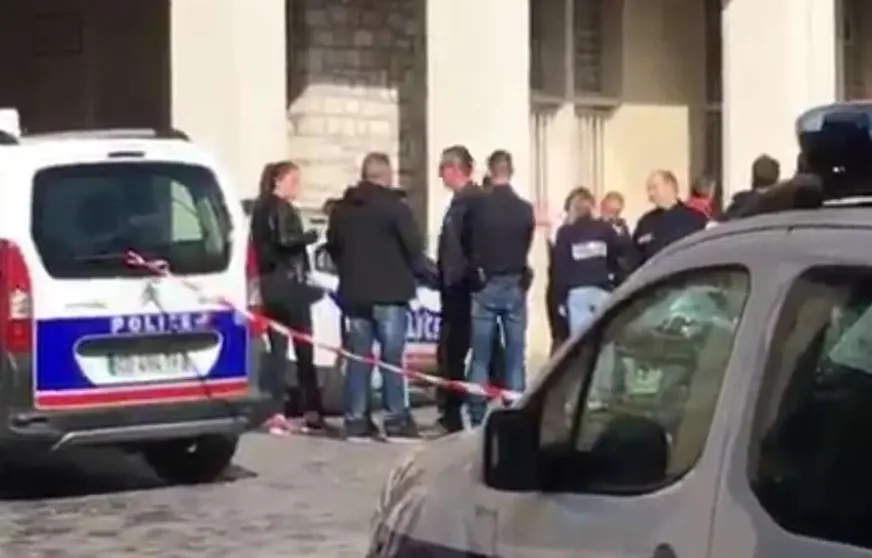 Las fuerzas de seguridad intervienen en el lugar del atropello de este 9 de agosto en París. (Twitter)