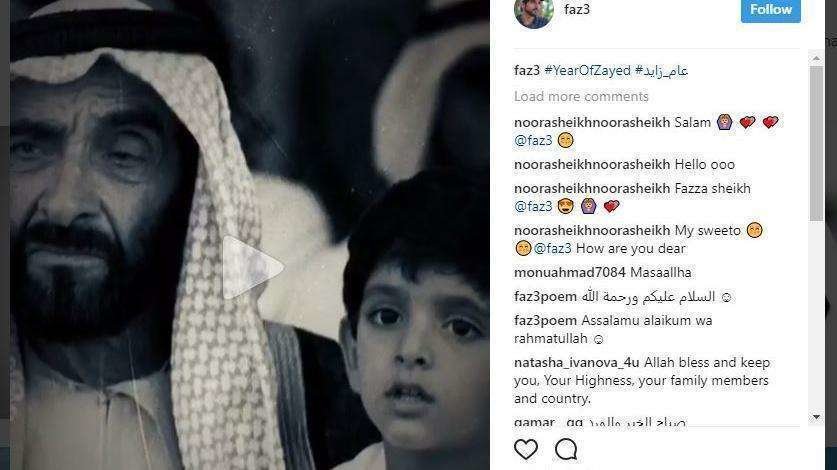 Sheikh Hamdan, de niño, junto a Sheikh Zayed, en una de las fotografías publicadas en su cuenta de Instagram.