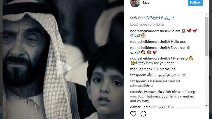 Sheikh Hamdan, de niño, junto a Sheikh Zayed, en una de las fotografías publicadas en su cuenta de Instagram.