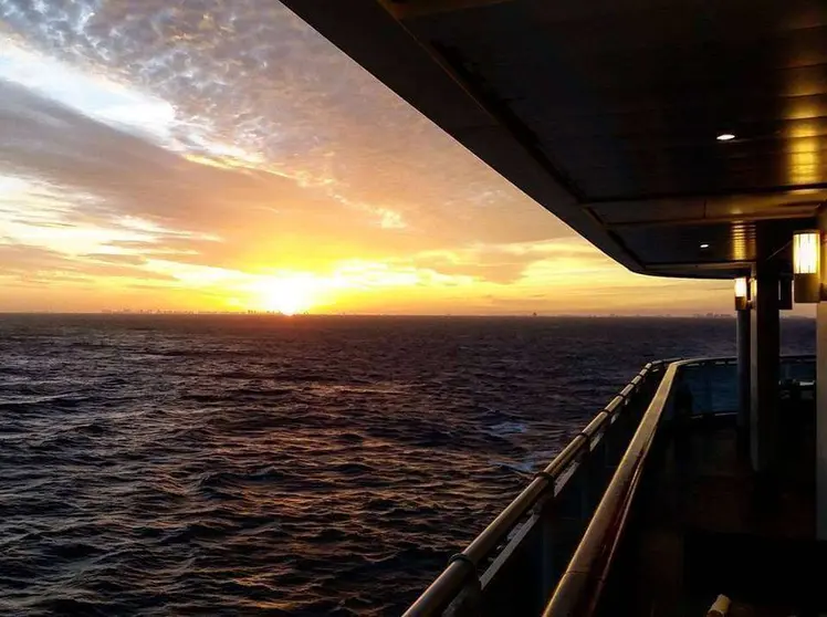 Un barco de Princess Cruisses, al anochecer. (Princess Cruises, Facebook)