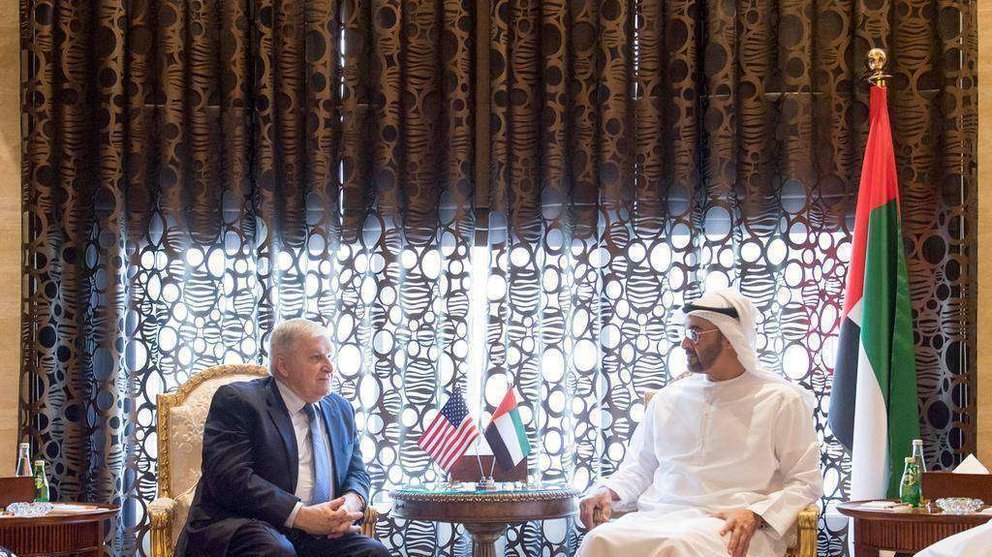 El Jeque Mohamed bin Zayed Al Nahyan, príncipe heredero de Abu Dhabi junto al enviado estadounidense Anthony Zinni Estados Unidos en el Palacio Al Shati el 10 de agosto de 2017.